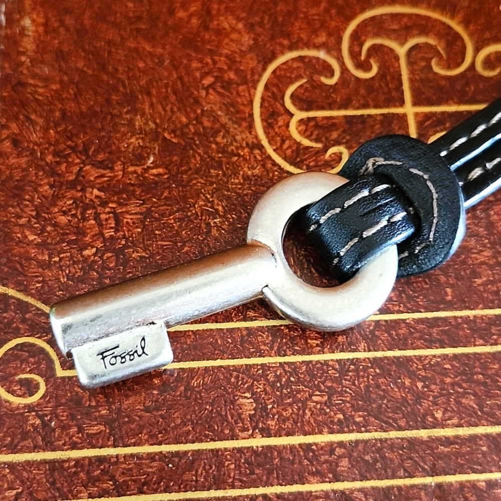 👉*FOSSIL* SILVER KEY ACCESSORY w/BLACK LEATHER STRAP